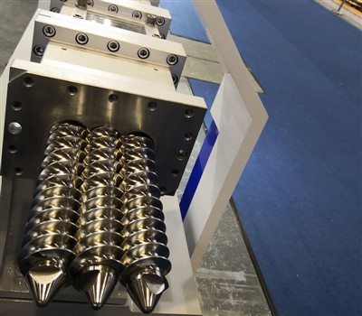 Estrusore a tripla vite